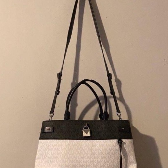 Michael Kors purse - Picture 2 of 10